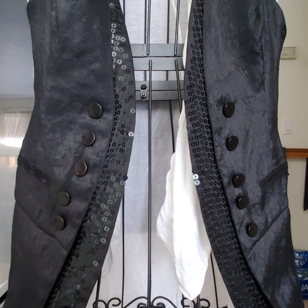 Beautiful Black Vest - Picture 6 of 8